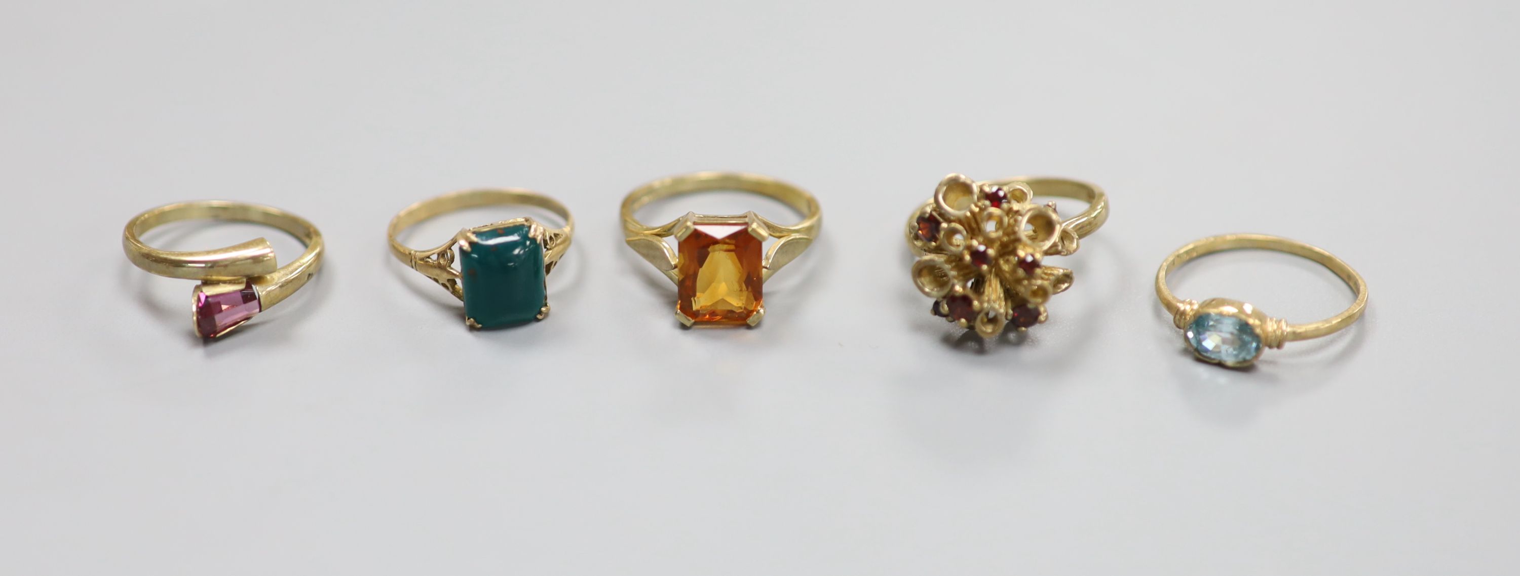 Five assorted modern 9ct gold and gem set dress rings, including bloodstone, garnet and blue zircon